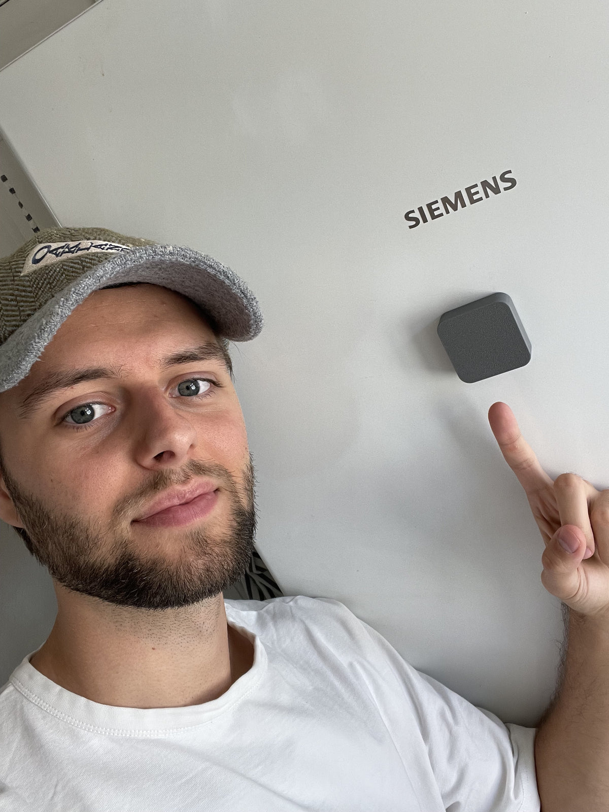 Silas, grundlægger af Wake, peger på wake-klodsen på køleskabet